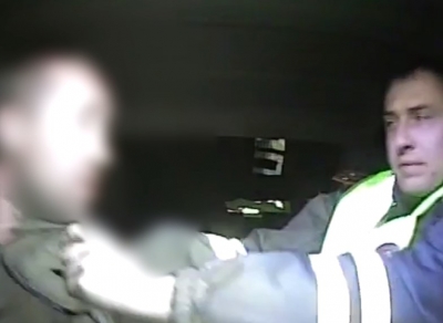 «Быстро! Че хотели от меня?!». В Шарлыке пьяный водитель устроил ДТП, а затем напал на полицейского (Видео)