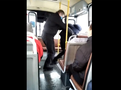 Пассажира без маски выкинули из маршрутки (Видео)