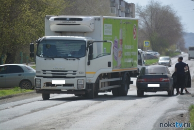 Грузовой фургон Isuzu столкнулся с «десяткой» в Новотроицке
