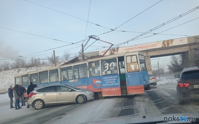 На улице Заводской пересеклись пути трамвая и машины