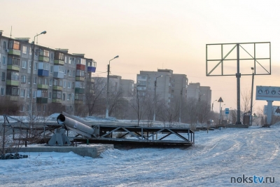 В Новотроицке ветер повалил большой рекламный щит