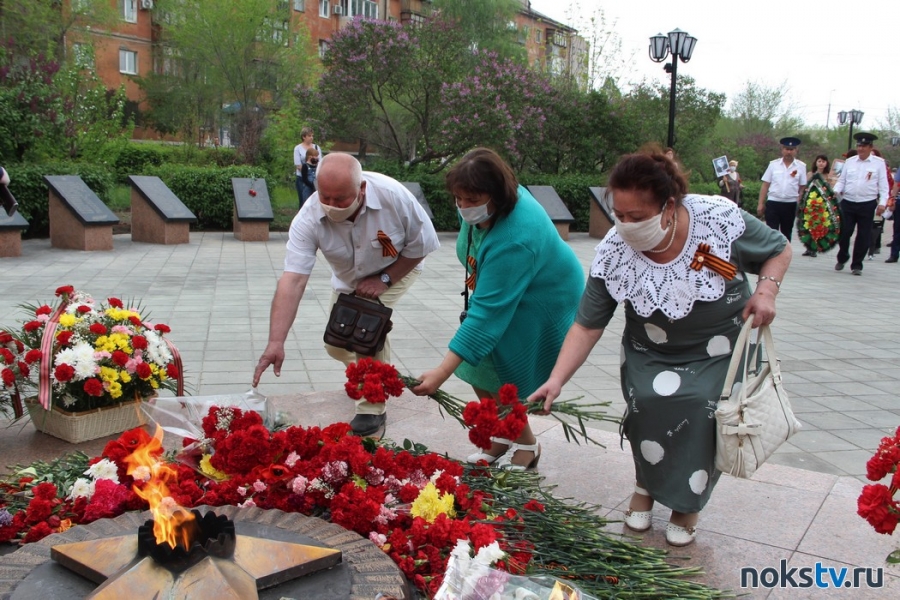 Новотройчане возложили цветы к монументу Вечно живым