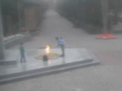 В Оренбурге подростки затушили Вечный огонь (Видео)