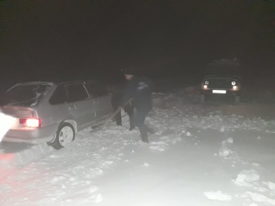 В Оренбуржье автомобилиста спасли из снежного плена