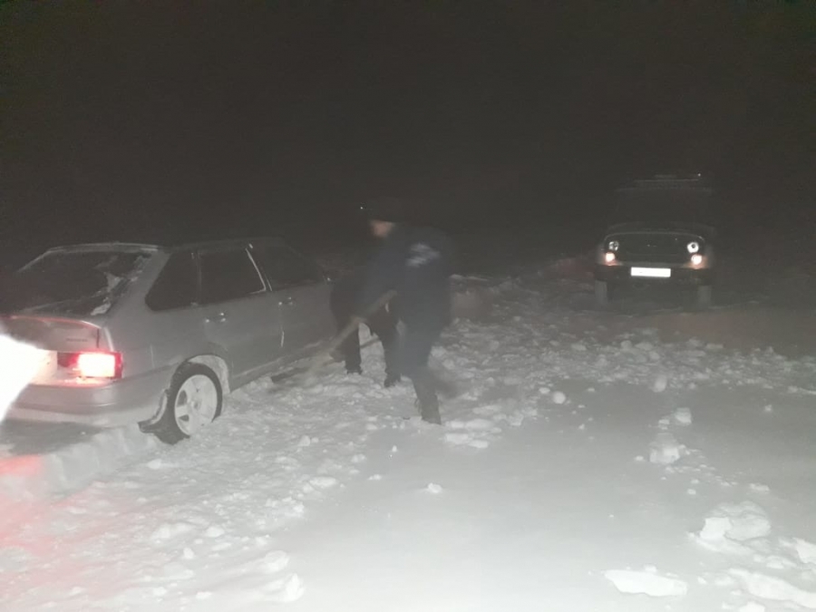 В Оренбуржье автомобилиста спасли из снежного плена