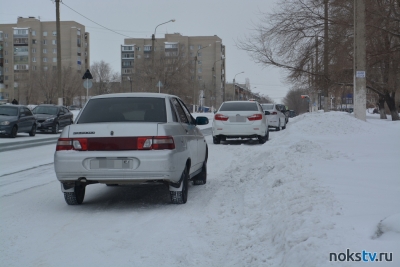 Администрация Новотроицка просит горожан не оставлять машины на обочине!