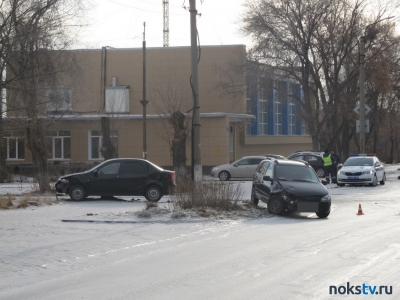 Бампер всмятку: Лада и Renault встретились на перекрестке в Новотроицке