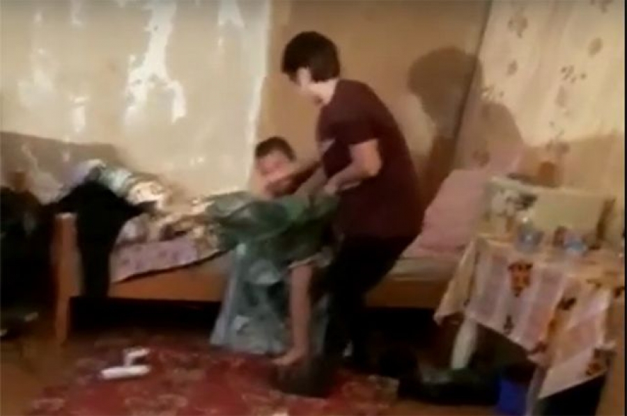 Пьяная женщина избивала и душила сына за вызов в школу (Видео)
