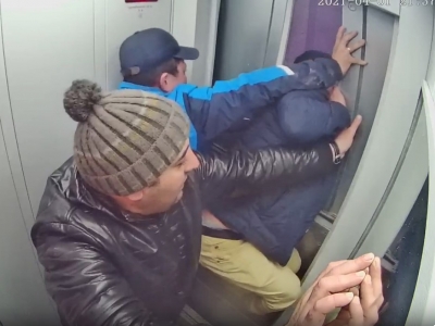Три оренбуржца застряли в лифте по собственной глупости, а затем сломали его (Видео)