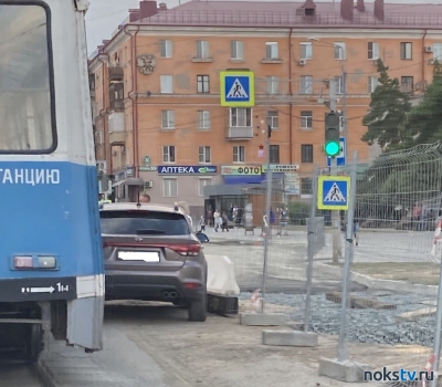 В Новотроицке иномарка столкнулась с трамваем