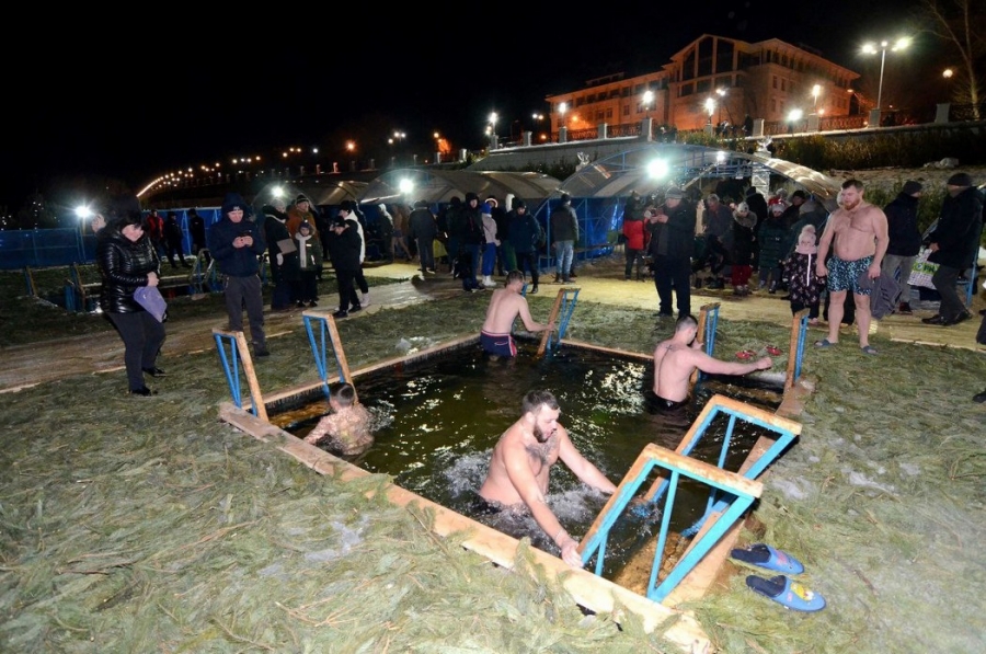 Жители Оренбурга празднуют Крещение Господне (Фото)