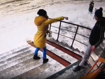 Неадекватная жительница Подмосковья бросалась на прохожих и била детей (Видео)