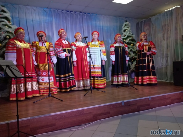 В Новотроицке творческие коллективы устроили новогодний концерт