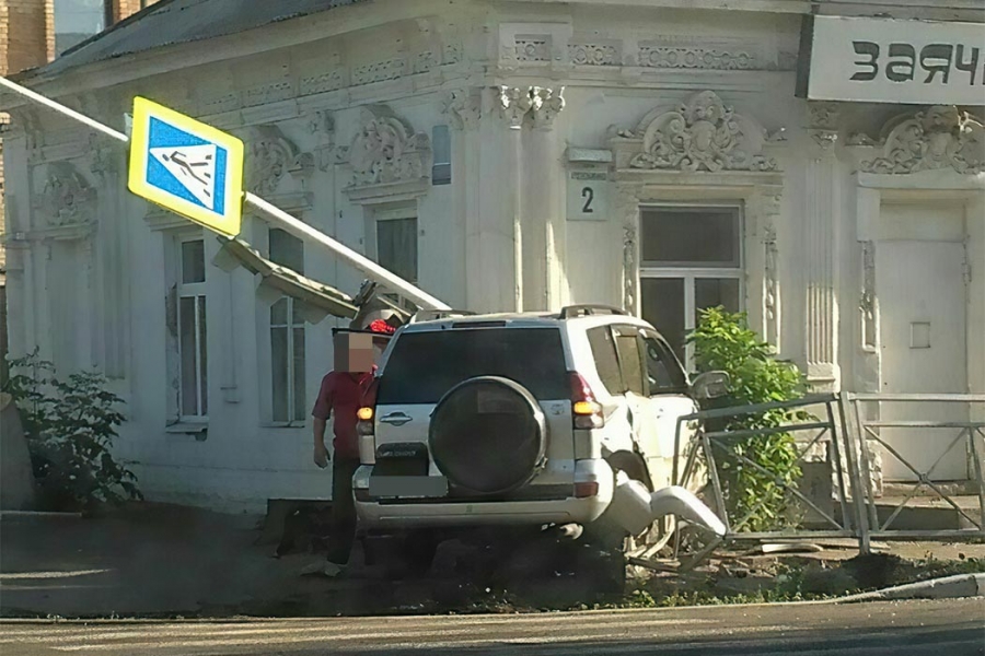 Автомобиль администрации Оренбурга влетел в ограждения (Фото)