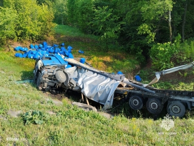 В Башкирии на трассе перевернулся грузовик, перевозивший химикаты