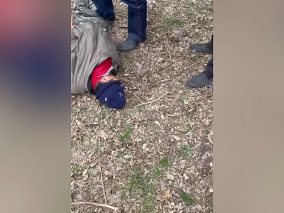 «Лежи, куда пошёл!» Жители Челябинска поймали педофила, набросившегося на школьницу в подъезде (Видео)