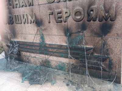 В Новотроицке дети подожгли венки у памятника «Вечно живым»