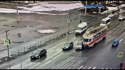 Появилось видео столкновения «Рено» и трамвая на Советской