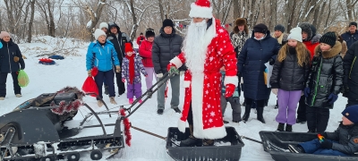Дед Мороз доехал до Новотроицка и устроил праздник для местных ребятишек