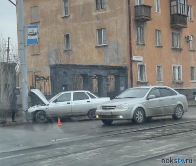 В Новотроицке около остановки автомобиль протаранил столб
