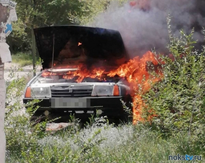 В Новотроицке загорелась машина