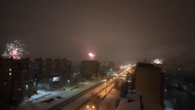 Фейерверк, запущенный из разных частей города, озарил Новотроицк ночью