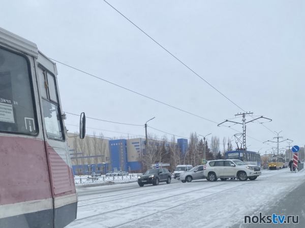 Авария на Корецкой привела к остановке трамваев. Момент столкновения попал на видео