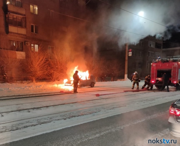 В Новотроицке напротив кинотеатра загорелся автомобиль
