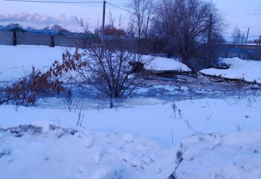 В поселке Кушкуль Оренбурга устраняют коммунальную аварию