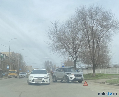 ДТП в Новотроицке: две иномарки врезались друг в друга