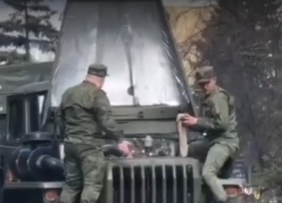 Тушили тряпочкой: на параде загорелась военная техника (Видео)