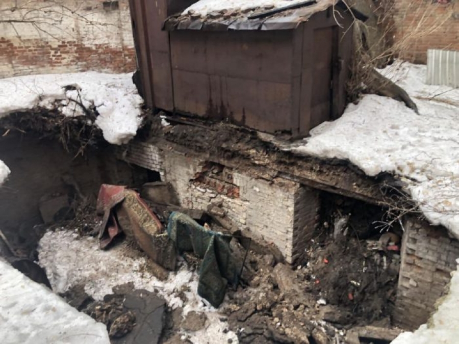 В Оренбурге во дворе жилого дома обрушился грунт. Жильцов расселяют
