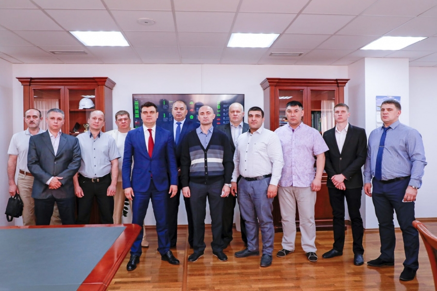 Управляющий директор Уральской Стали подписал индивидуальные контракты с 11 ведущими работниками комбината
