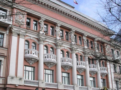 Житель Оренбурга решил снять проклятие со здания городской администрации и изгнать оттуда бесов