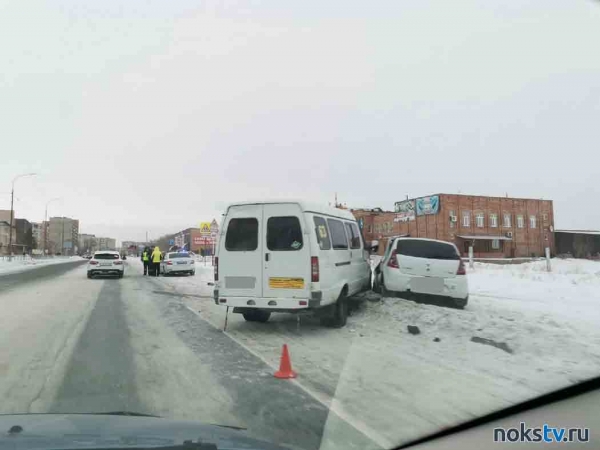 День жестянщика в Новотроицке: маршрутка и такси попали в аварию