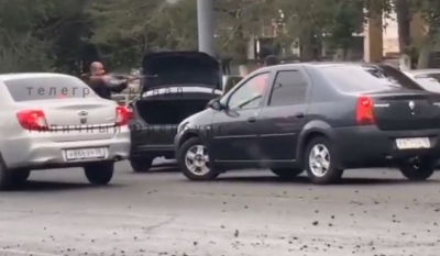 В Оренбурге водитель целился из ружья в другого (Видео)