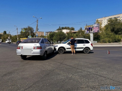 Два отечественных автомобиля столкнулись на перекрестке у рынка