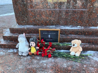 Оренбуржцы несут цветы к стихийному мемориалу в память о жертвах теракта в Подмосковье