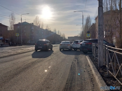 В Новотроицке на перекрестке столкнулись иномарки