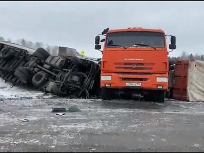 Столкновение двух грузовиков закончилось гибелью человека (Видео)