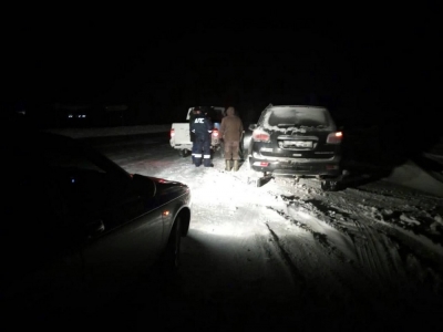 В Оренбуржье на трассе в мороз застрял автомобиль