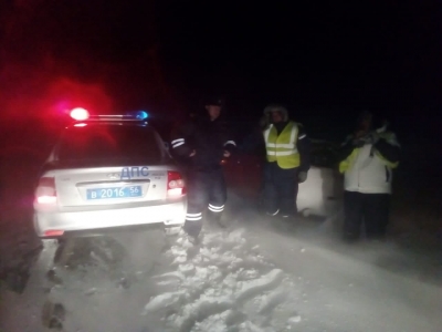 Во время метели на трассе Оренбург — Орск грузовик попал в снежный капкан