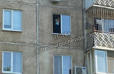 В Оренбурге ребенок стоял на краю окна