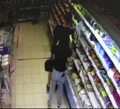 Мужчина и женщина воровали продукты из супермаркета (Видео)