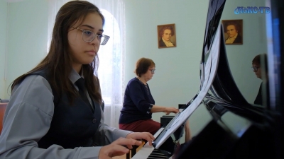 Новотройчанка Эрджан Агамирзоева своей игрой на пианино покоряет сцены совершенно разных масштабов
