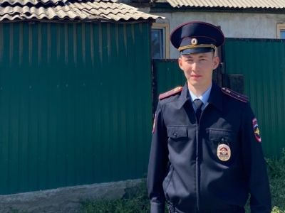 В Новотроицке полицейский спас двоих людей из горящего дома