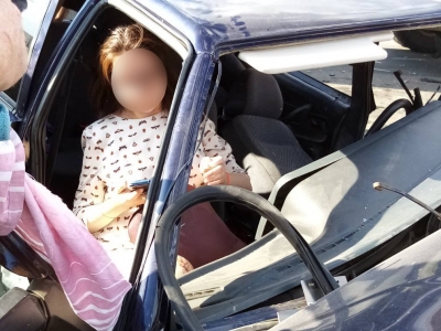 Беременная девушка оказалась заблокирована в автомобиле, попавшем в ДТП (Фото)