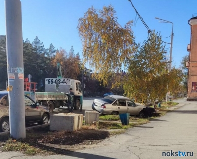 В Новотроицке водитель иномарки влетел в яму на парковой площади