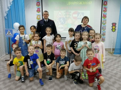 В детском саду Новотроицка сотрудники ОГИБДД провели урок по безопасности дорожного движения