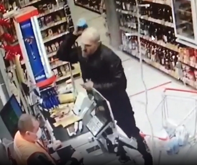 Россиянин разбил о голову кассира банку сметаны после просьбы надеть маску (Видео)